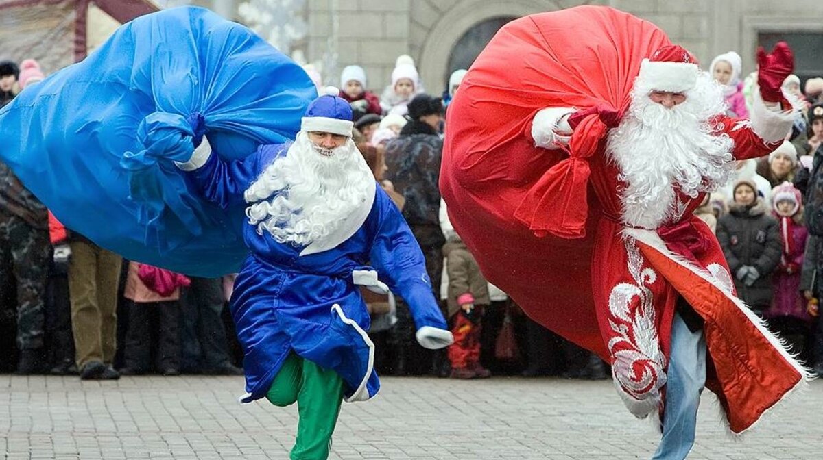 Борьба с осадками деда мороза. Мешок Деда Мороза. Снегурочка с мешком. Дедушка с мешком. Смешной дед Мороз в синем.
