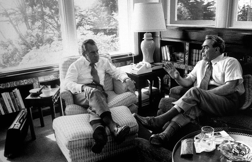 Брежнев и Никсон в неформальной обстановке решают судьбы мира