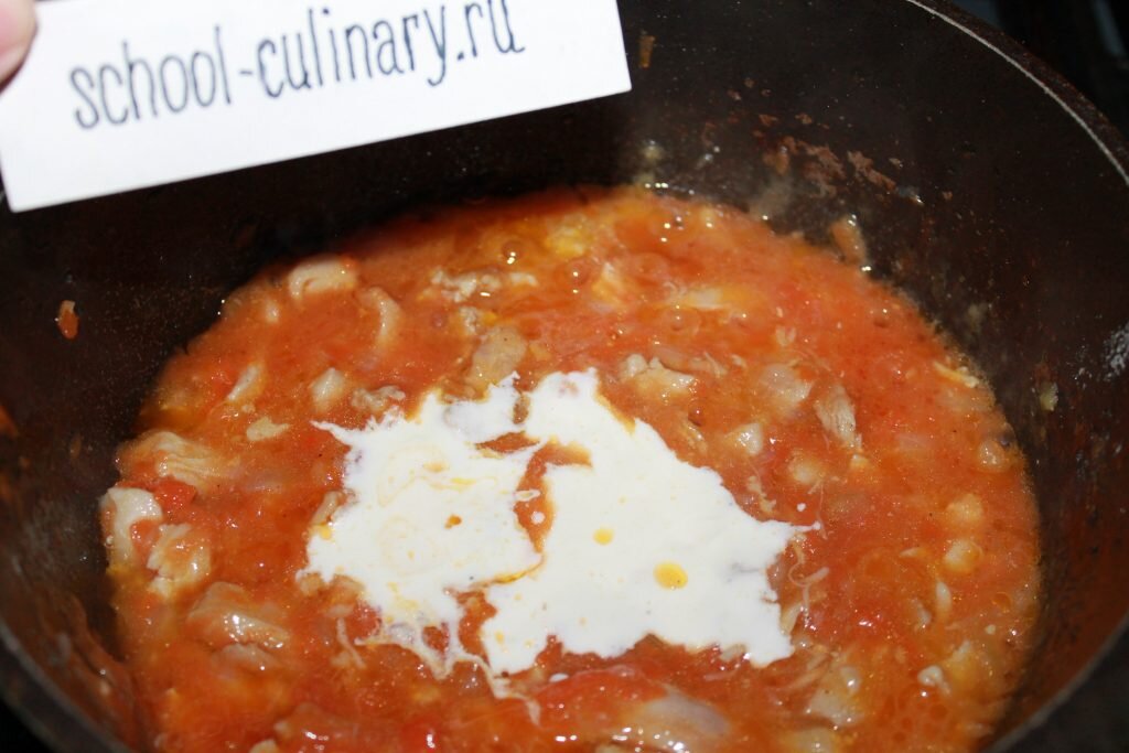Гуляш со сметаной и мукой. Гуляш из куриной грудки в сметанном соусе. Гуляш со сметаной. Гуляш из курицы со сметаной. Гуляш рецепт со сметаной.