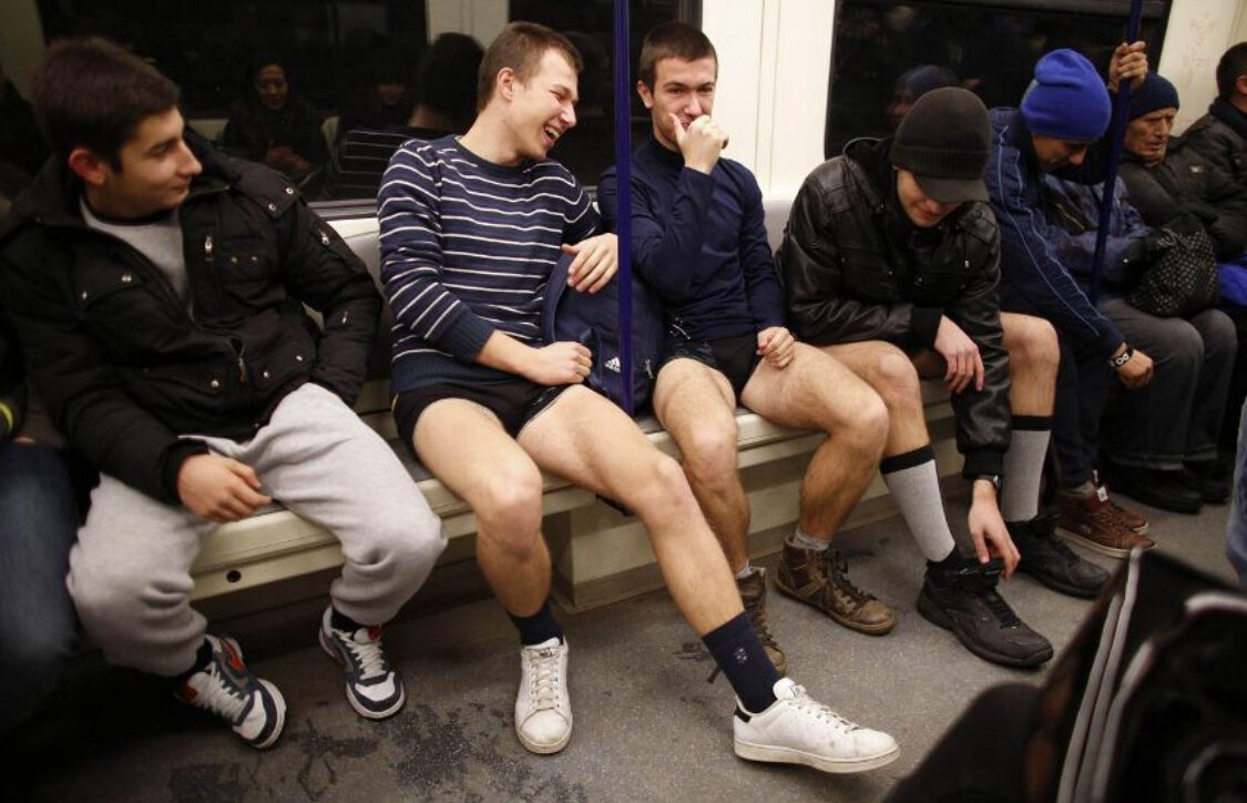 Год без штанов. Мужчина без штанов. Пацаны без штанов. В метро без штанов. Парни без брюк.