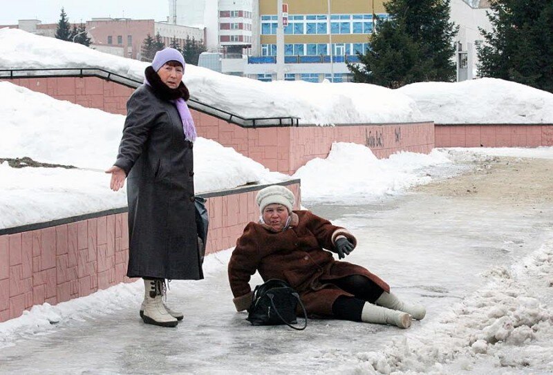 уступить место в транспорте картинки. бабушка проснулась. смешная бабуля. устпил мест ов автобусе.