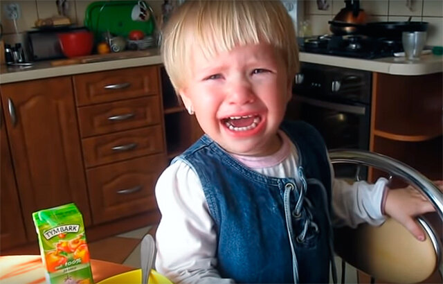 Девочка плачет на кухне