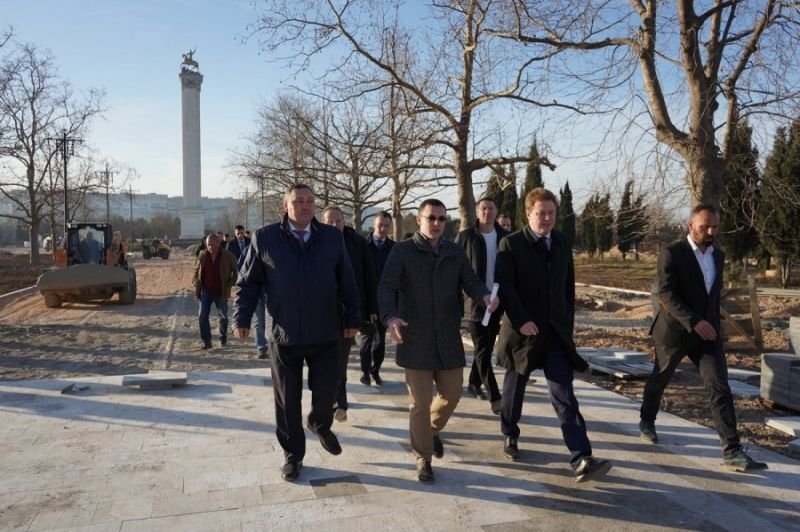 Губернатор Севастополя Дмитрий Овсянников знакомится с ходом работ в Парке Победы. Фото: sev.gov.ru.
