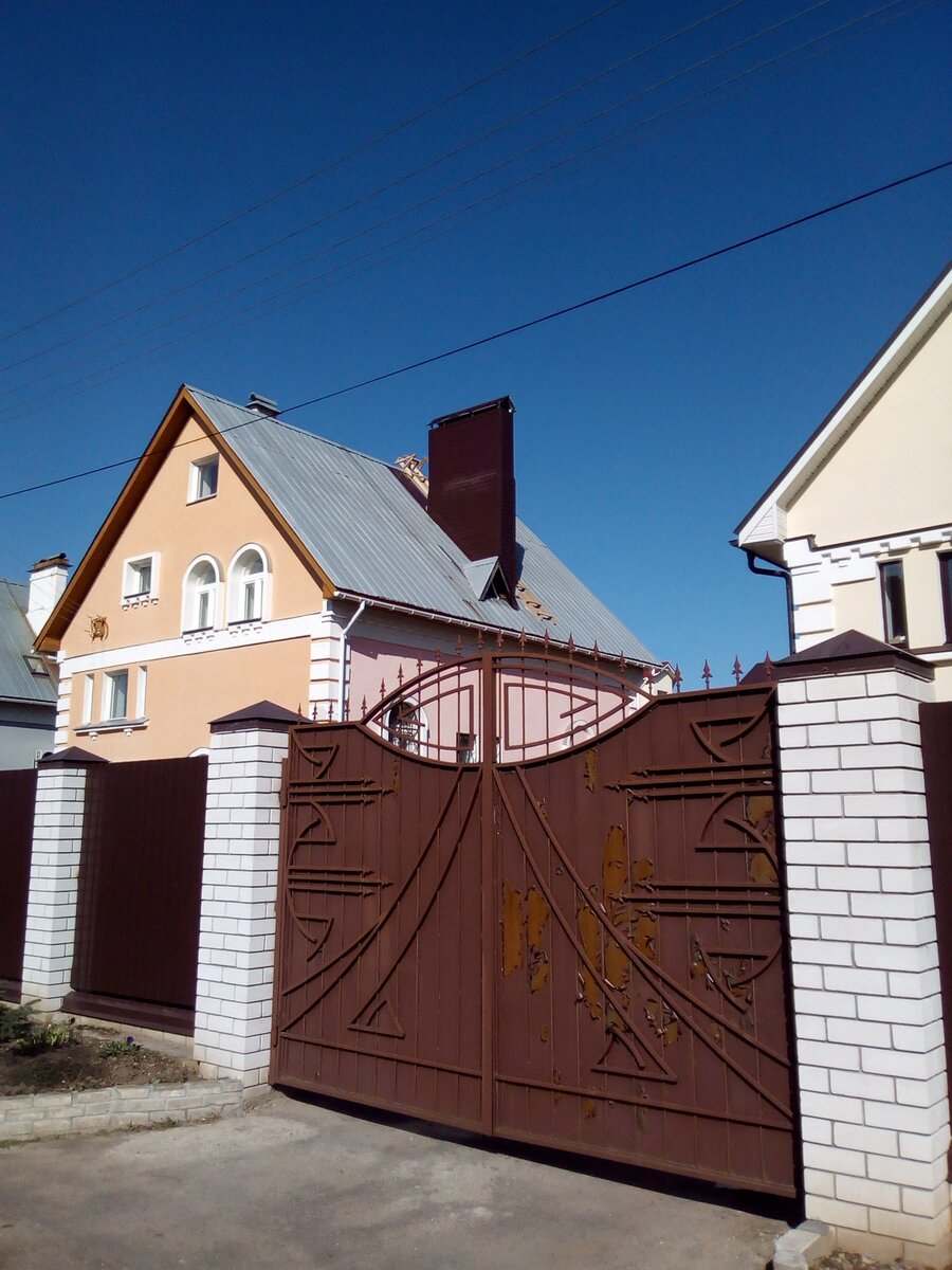 Снизу смотрится не такой большой.