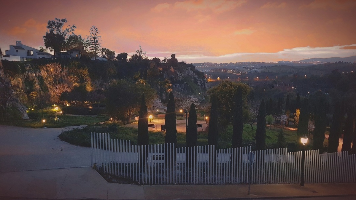 Порой вид из моего окна принимает прекрасные зловещие виды: