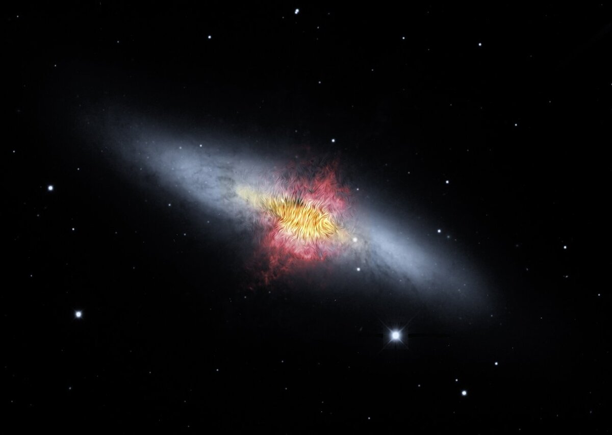 На фото: изображение галактики M82, которая находится в 12 миллионах световых лет от нас в созвездии Большой Медведицы.