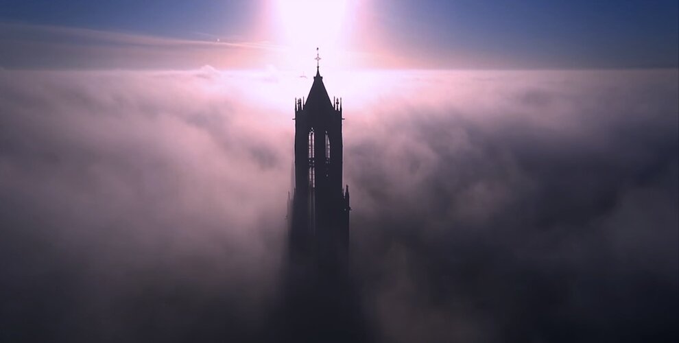 Источник: https://www.lostateminor.com/2015/03/11/these-guys-waited-10-months-to-take-the-perfect-drone-shot-of-the-dom-tower-in-utrecht