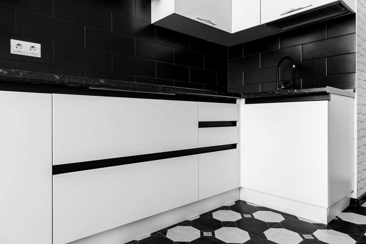 Черная плитка на кухне