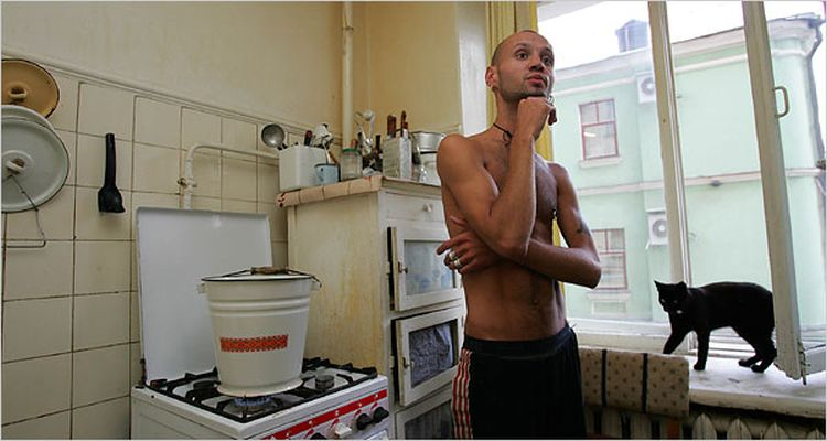 А вот совсем нешуточная (хотя так может показаться) инструкция на англоязычном туристическом сайте для бедолаг, оказавшихся в плену российской квартиры во время отключения воды. 
«1. Найдите большую емкость и поставьте в ванну. Наполните емкость до половины холодной водой и оставьте на несколько часов, чтобы вода нагрелась до комнатной температуры. Вам также понадобится маленькая емкость, чтобы лить на себя воду – сойдет и обычная кружка.

2. Когда соберетесь мыться, вскипятите на плите большую кастрюлю воды. Осторожно принесите ее в ванную и добавьте в таз с прохладной водой. Убедитесь, что у вас под рукой есть все необходимое – вы должны легко дотягиваться из ванны до шампуня, мыла и полотенца.

3. Разденьтесь и полезайте в ванну. Вы должны скрючиться там на коленях или на корточках. Намочите волосы и тело, облив себя из кружки. Намыльтесь.

4. Черпая воду кружкой из большой емкости, смойте с себя шампунь и мыло. Вытритесь полотенцем.

5. Снова наполните большую емкость до половины холодной водой, чтобы она нагрелась к следующему разу».

2. Студенческие obshagi
В Америке комната в университетском общежитии (на одного человека, с отдельной ванной) может стоить до 15 тысяч долларов в год. (т.е. при грубом подсчете, по $1200 в месяц). В России же студенты могут обойтись и десяткой баксов. Правда, это будет мерзкая конура на несколько человек плюс клопы, тараканы, облезлые стены, протекающий потолок и прочие «коммунальные» прелести.