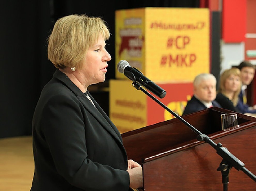 Марина Шишкина выступает в присутствии Сергея Миронова. Фото spravedlivo.ru 