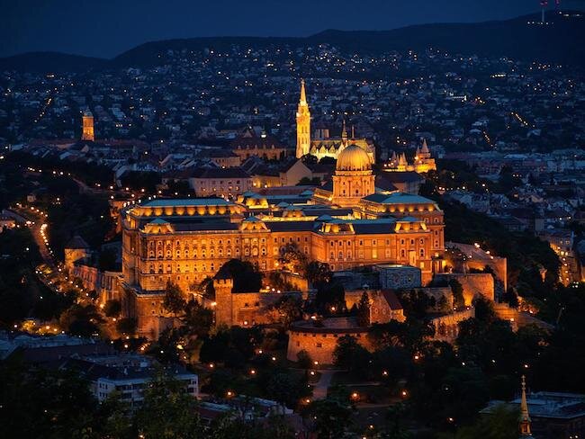 Величественная крепость, бывшая резиденция венгерских правителей, до сих пор возвышается над городом со стороны Буды. Нет такого туриста, который не добрался бы до Будайской крепости за всю свою поездку в Будапешт - это обязательный пункт любого маршрута по городу. Интереса добавляет и то, что в стенах здания сегодня расположились два важных для столицы музея - Национальная галерея и Музей истории. Они работают с 10:00 до 18:00 все дни недели, кроме понедельника. 
