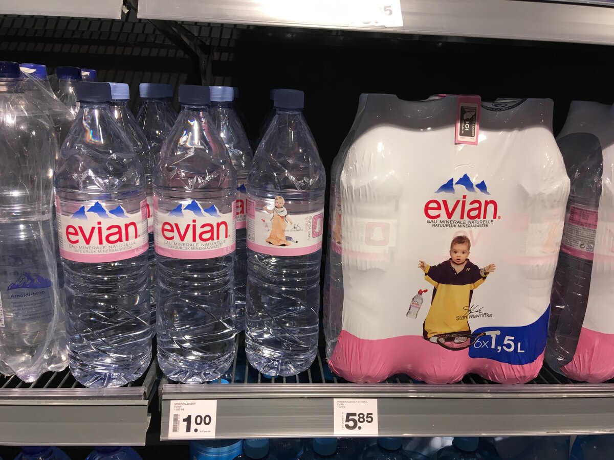 Фото автора, цена на Evian на полках магазина сети Deen, The Netherlands.