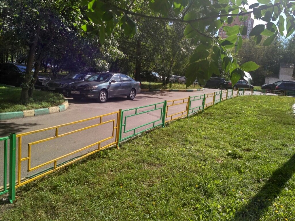 Раньше заборы на газонах ставились для защиты от нарушителей, паркующих машины на газонах. Теперь развитие законодательной базы  позволяет от них отказаться.