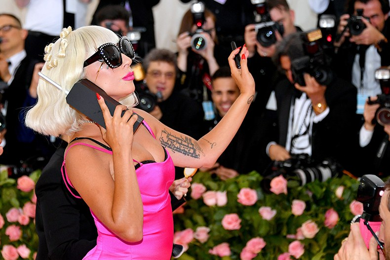 Самое модное событие мая — Met Gala 2019 — это ежегодное мероприятие посвящённое открытию выставки Met Art Institute, сопредседателями которой являются Леди Гага, Гарри Стайлс,  Анна Винтур и Серена-2