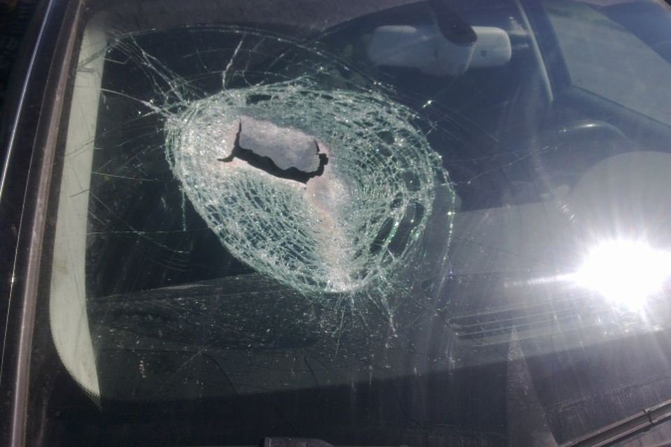 Держите дистанцию от грузовых автомобилей, чтобы камни из под колес и другие предметы, падающие с грузовиков, не прилетели вам в лобовое стекло.