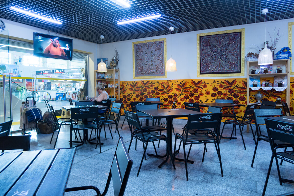 Кафе на Железнодорожном вокзале в Адлере.