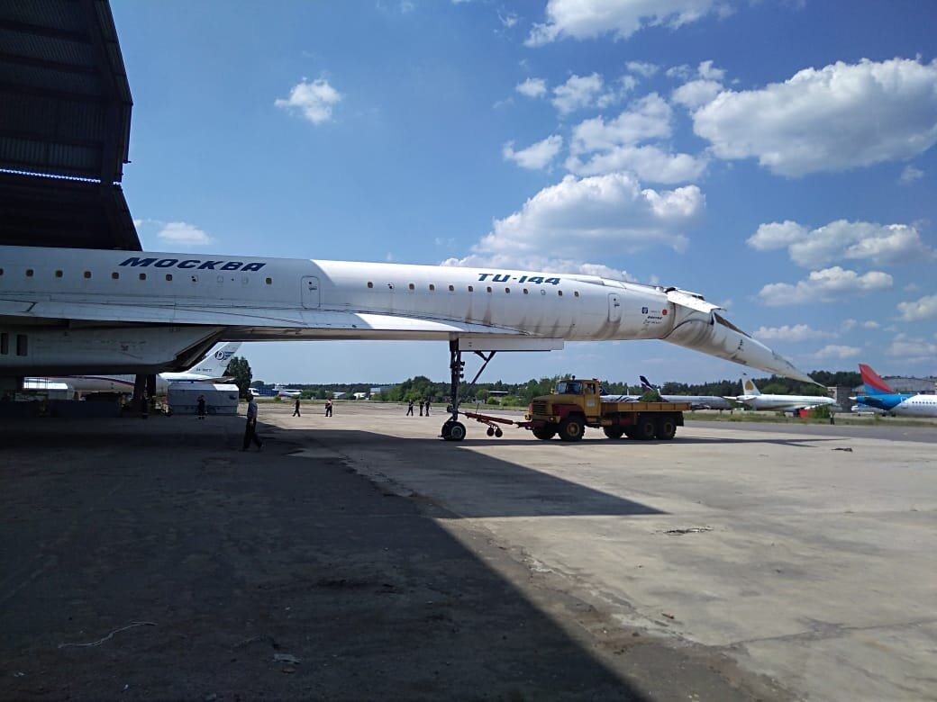 Самолет Ту-144 готов к буксировке