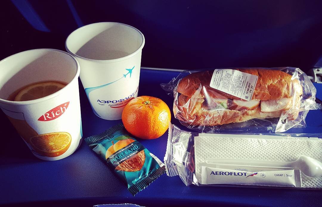 Вам курицу или рыбу? Чем кормят в самолетах российских и иностранных ...