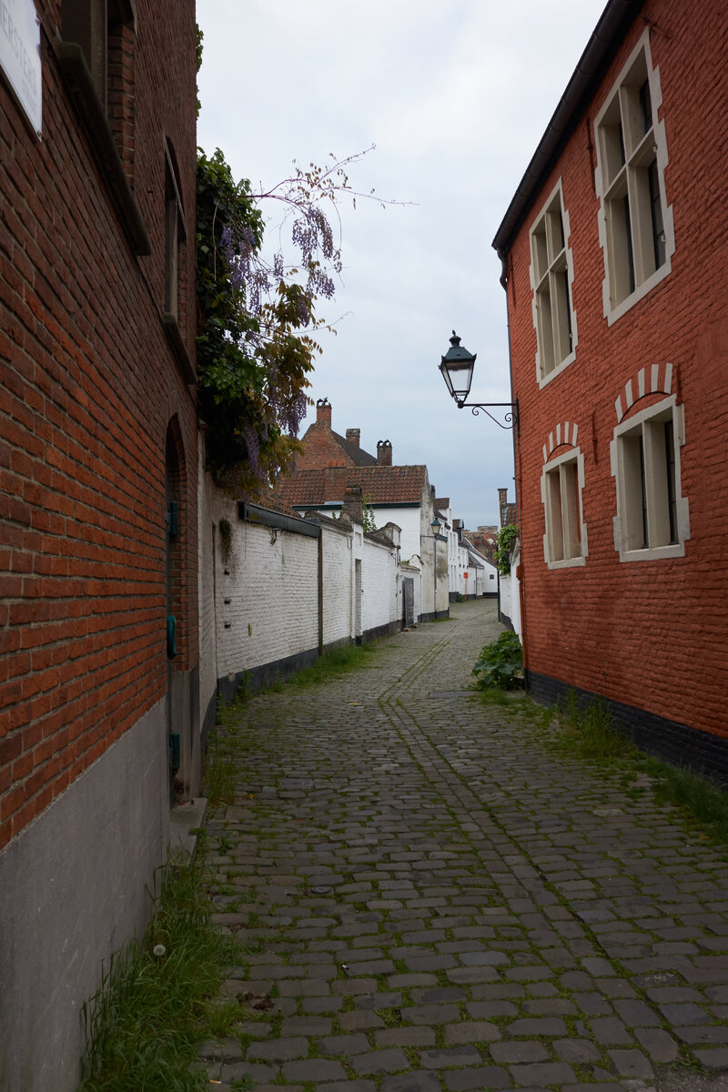 Одна из улочек, по которой можно попасть на территорию бегинажа