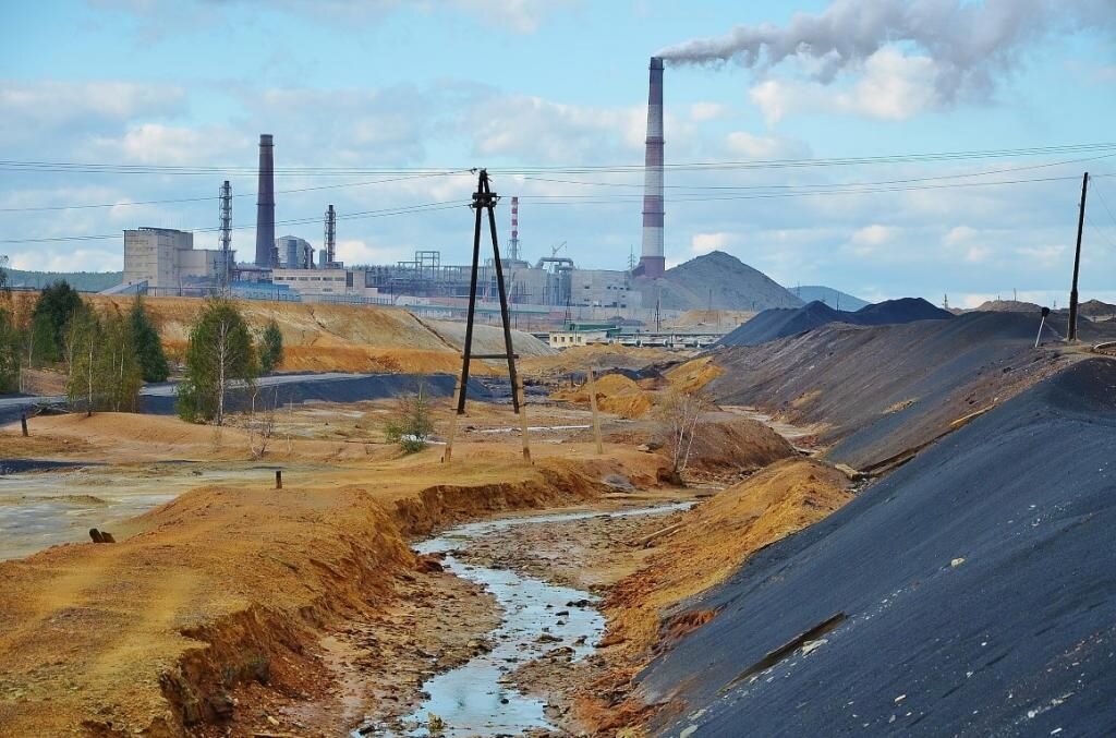 Урал экологические. Город Карабаш завод. Карабаш медеплавильный завод. Урал город Карабаш. Карабаш, Южный Урал.