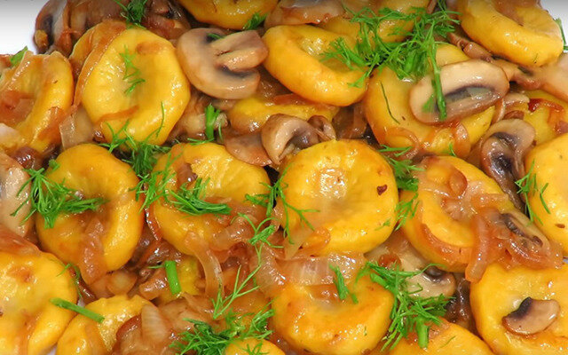 Ленивые вареники с грибами – популярно во всем мире, но в разных странах это блюдо носит разнообразные названия: клецки, ленивцы, ньокки. Но, безусловно, вкус нисколько не меняется от названия.