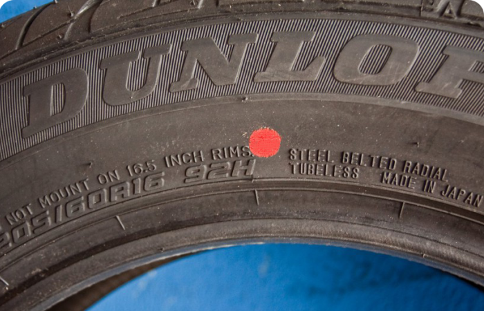 Источник фото: https://www.google.com.ua/search?q=цветные+точки+и+полоски,+которые+можно+заметить+на+новых+шинах&client