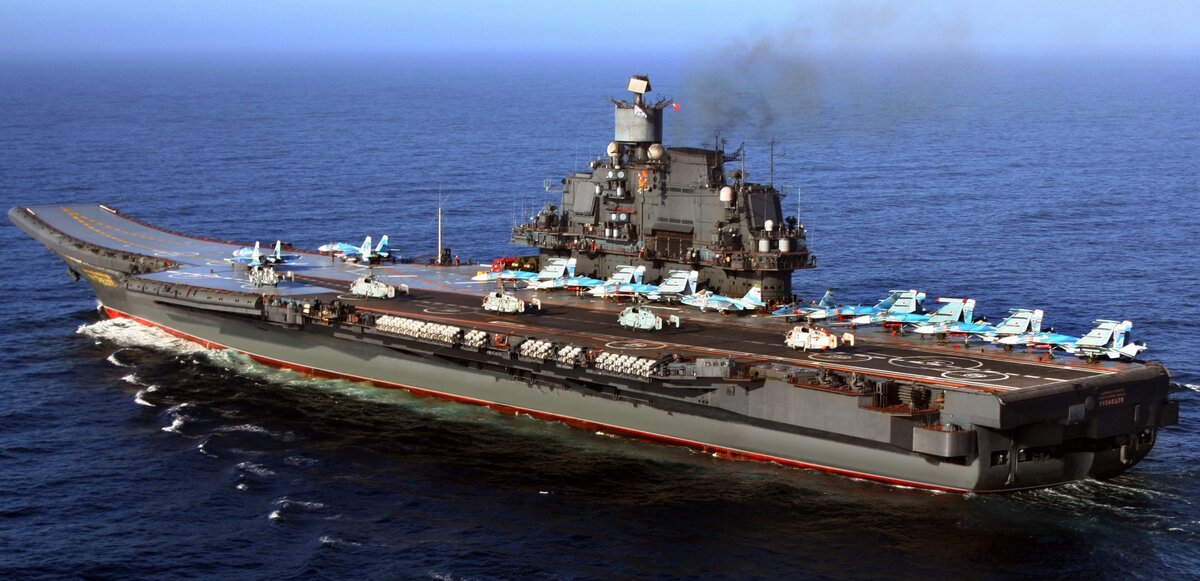 Авианесущий крейсер "Адмирал Кузнецов" в походе.