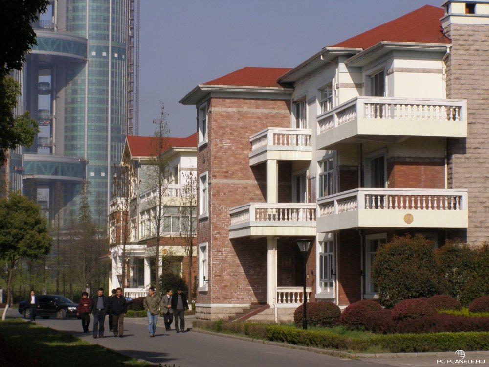 Вот в таких  шикарных домишках живут все местные миллионеры