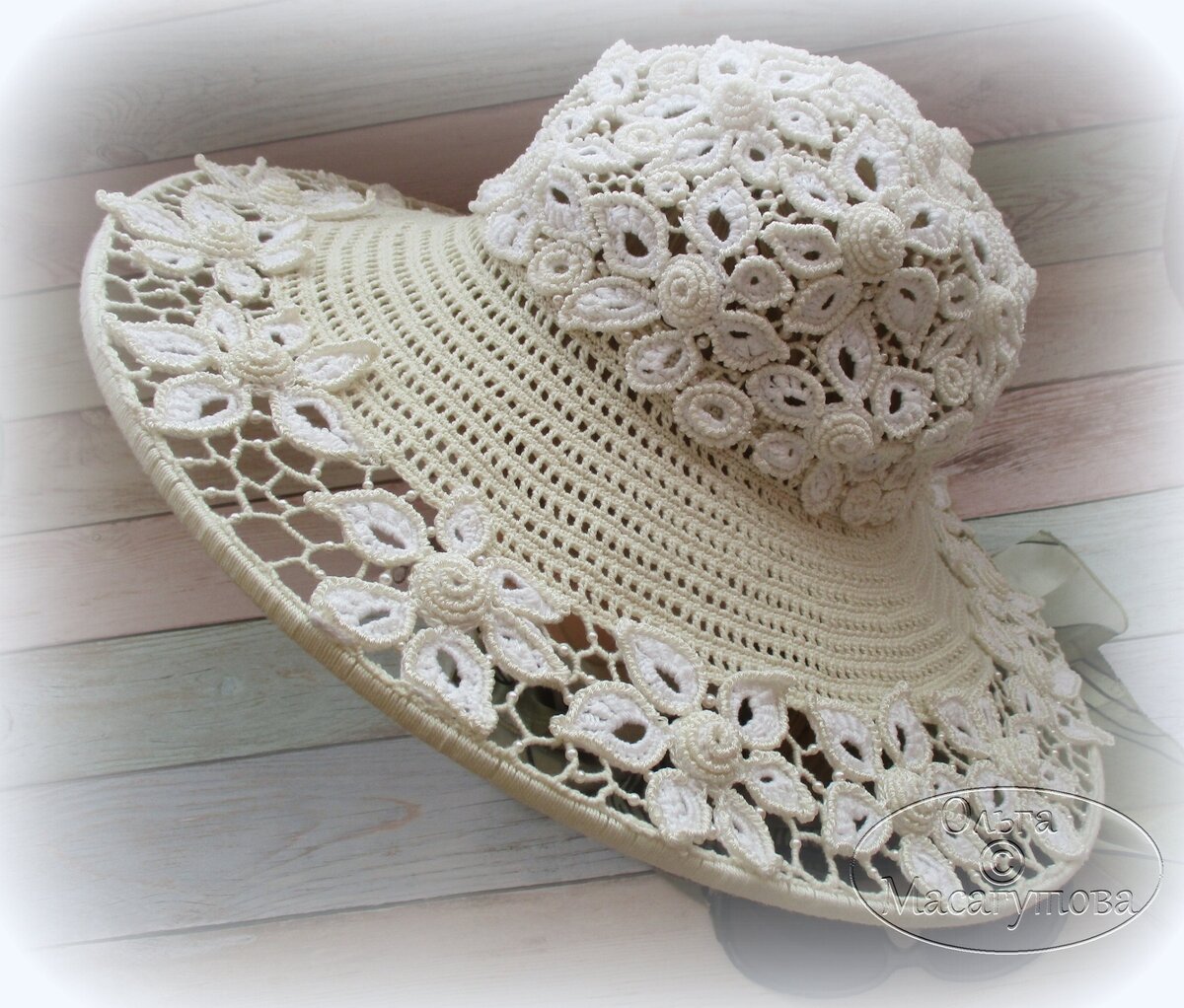 Нашла в паблике, посвященном ирландским кружевам в ВК. Шикарная шляпа, не так ли? 