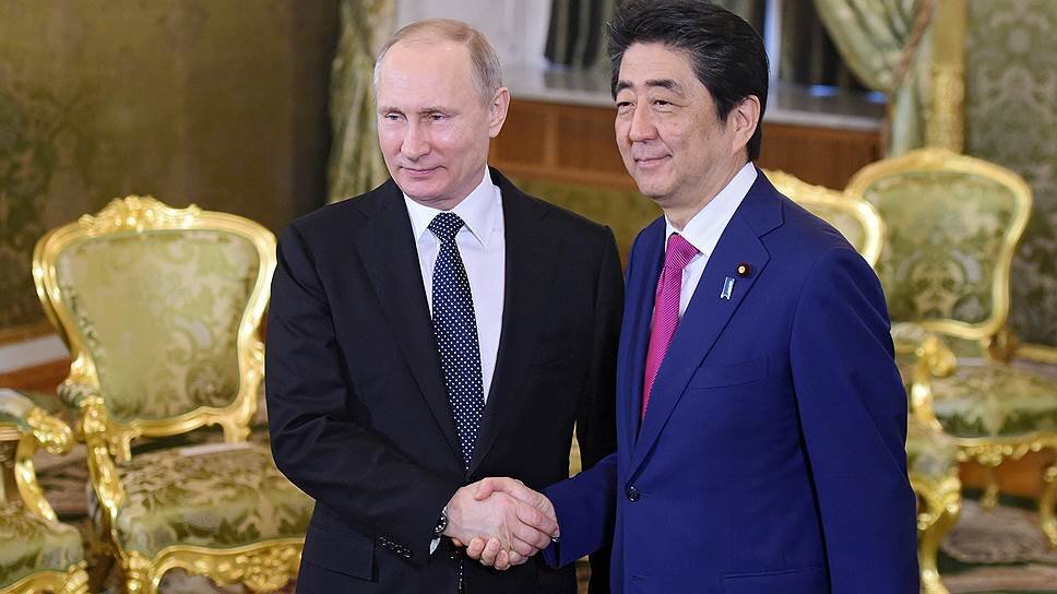 Президент России Владимир Путин и премьер-министр Японии Синдзо Абе. Фото: Коммерсантъ