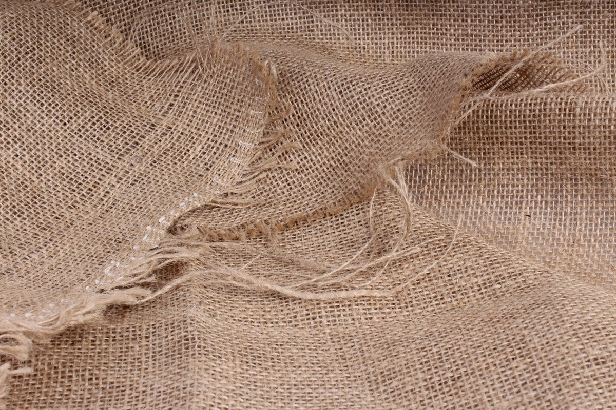 Джутовая мешковина - грубый упаковочный материал со специфическим ароматом.