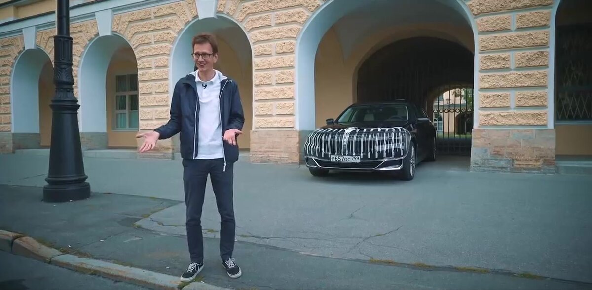 Кадр из видео Ютуб-блогера AcademeG "Рестайлинг вышел из под контроля. Новая BMW 750Ld". На фото изображен тот самый секретный рестайлинг 2030 года. 
