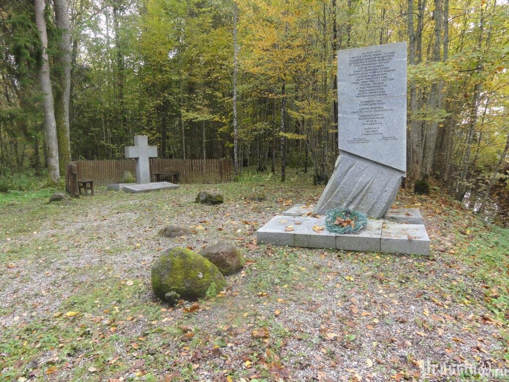 Картинка взята с Яндекс.Картинки. Памятный обелиск установленный на месте нахождения концлагеря "Хоенбрух" в Калининградской области.