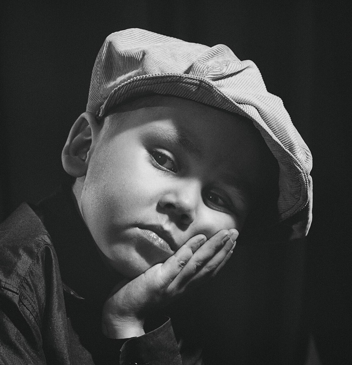 https://pixabay.com/ru/photos/portrait-boy-studio-black-and-white-4499566/