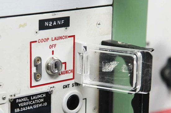 От этого пускового ключа зависели миллионы судеб в нашей стране. А выглядит так обыденно и убого.  (Источник- https://media-cdn.tripadvisor.com/media/photo-s/04/46/33/db/minuteman-missile-national.jpg )