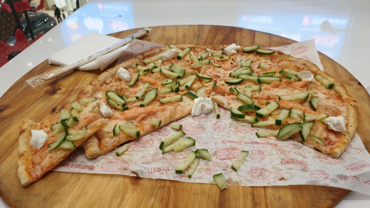 Обратите внимание на палочки... Они служат в пиццерии для того, чтобы собирать огурцы "сбежавшие" с пиццы "Филадельфия"