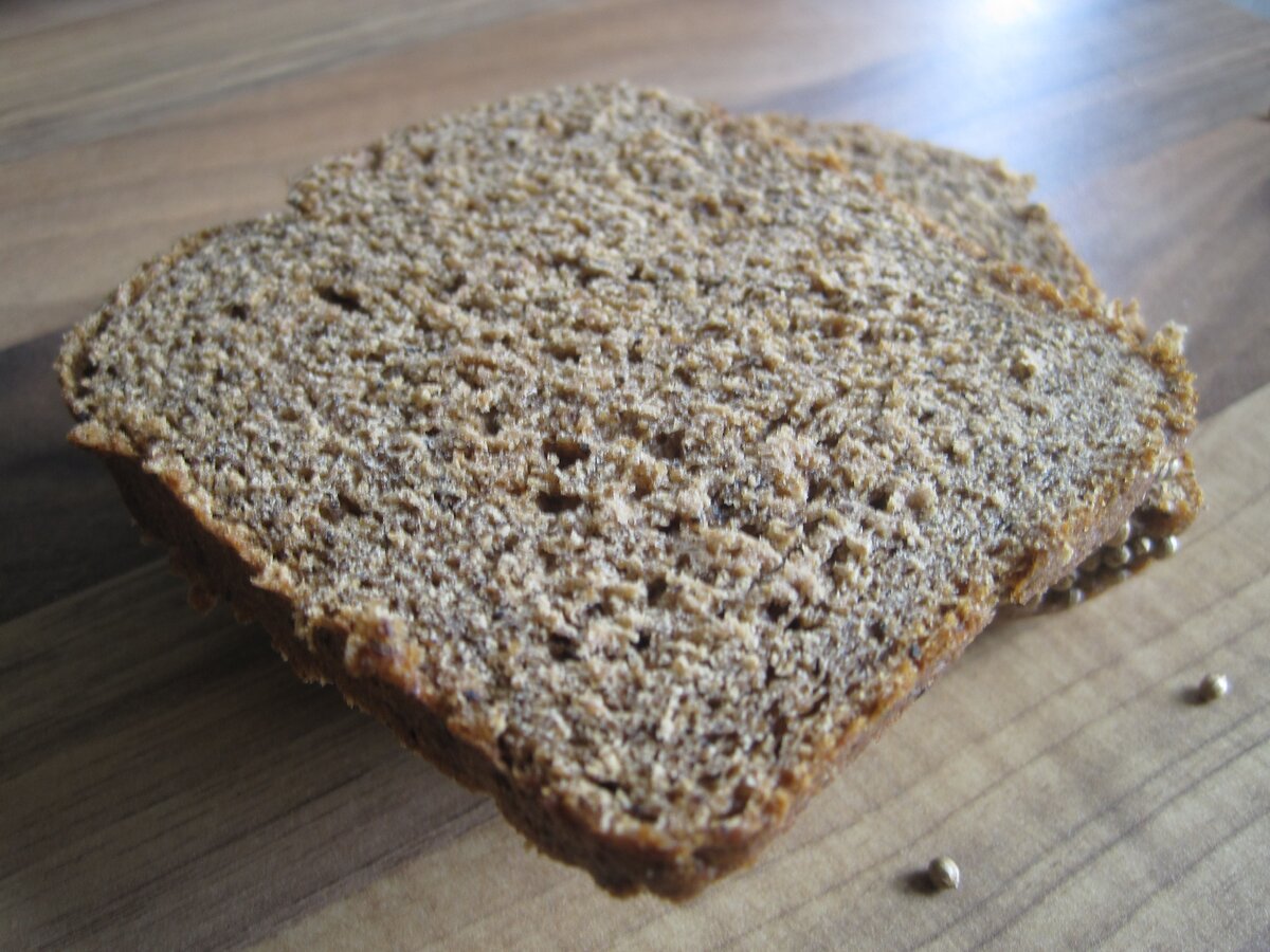 Хлеб является одним из самых древних продуктов.Его готовили из сырой перетертой крупы и воды.Изначально это даже был не твердый хлеб, а полужидкая кашица.