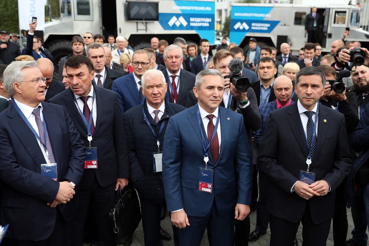 Министр природных ресурсов и экологии РФ Дмитрий Кобылкин, помощник руководителя администрации президента Кирилл Молодцов, губернатор Тюменской области Александр Моор, губернатор Ямало-Ненецкого автономного округа Дмитрий Артюхов, заместитель министра энергетики РФ Павел Сорокин на стенде компании «Вездеходы Макарова» 