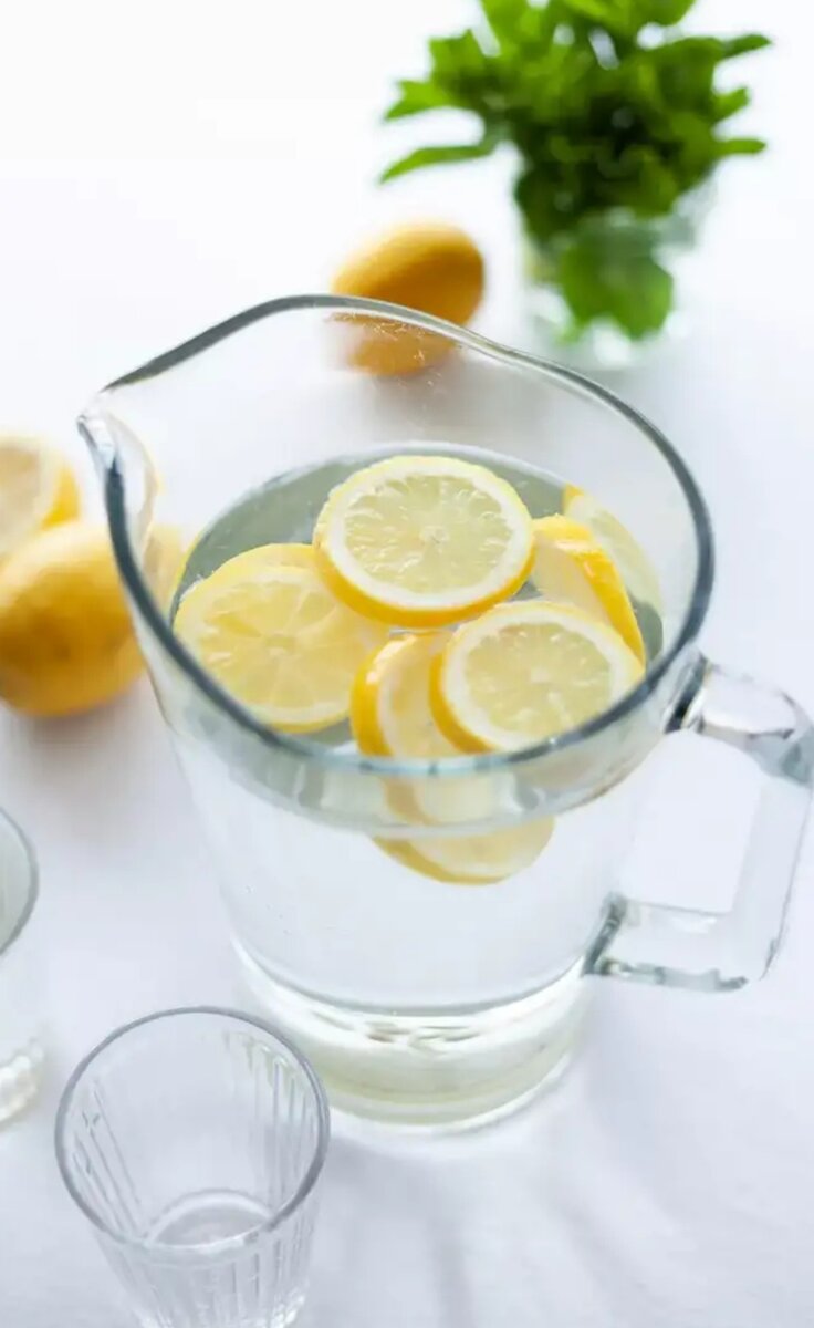 Ежедневное использование биодобавок для снижения веса может привести к серьезным проблемам со здоровьем в долгосрочной перспективе. Использование натуральных домашних продуктов, таких как лимонный сок для похудения — лучший способ уменьшить вес без побочных эффектов. Можно ли точно сказать, что такие средства помогут? Да! Многие люди худели, худеют и будут худеть с их помощью.

Сок лимона — один из лучших ингредиентов, который положительно влияет и ускоряет процесс сжигания жира как у женщин, так и мужчин.