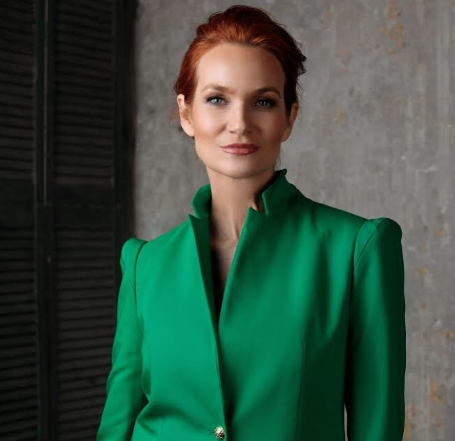 Расслабление в офисе. Женщина в офисе. Мужчина медитирует. Медитирующий человек. Спокойствие в стрессовой ситуации.