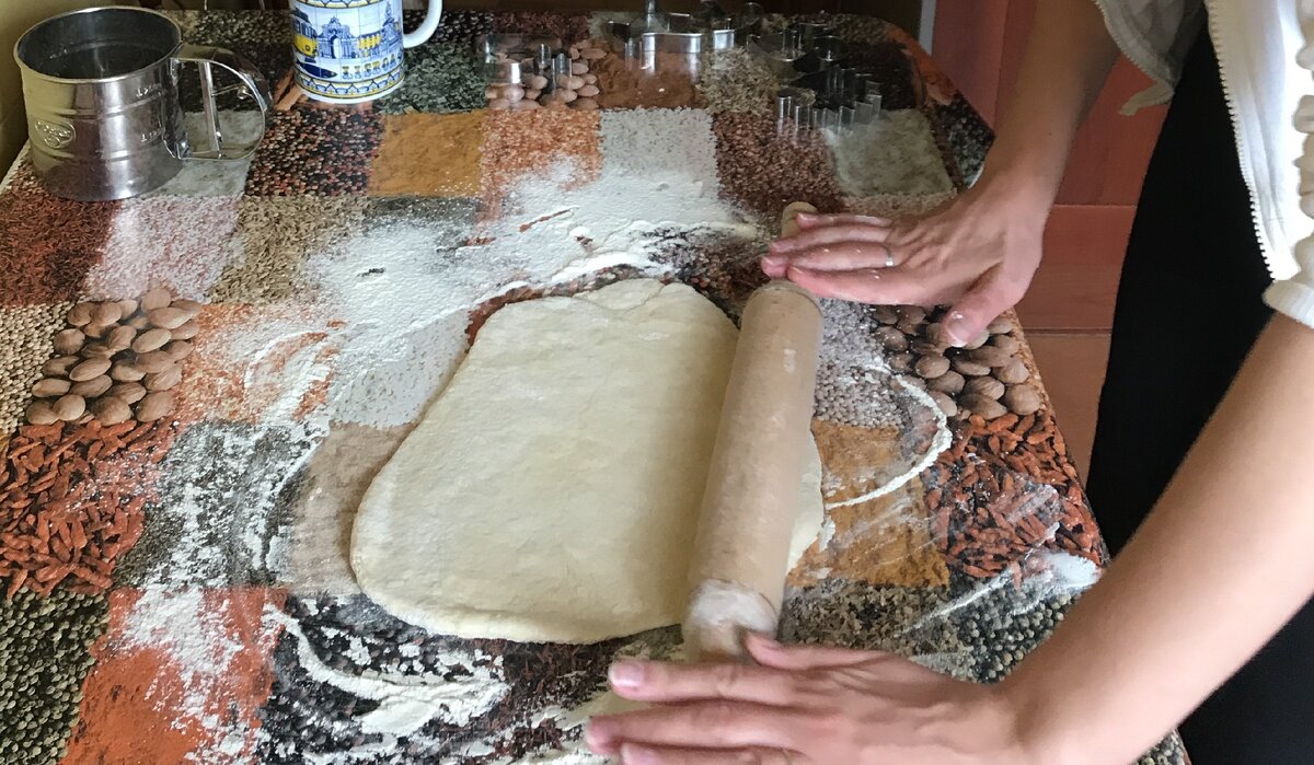 Не забывайте стол, скалку и формочки посыпать мукой, чтобы тесто не прилипало