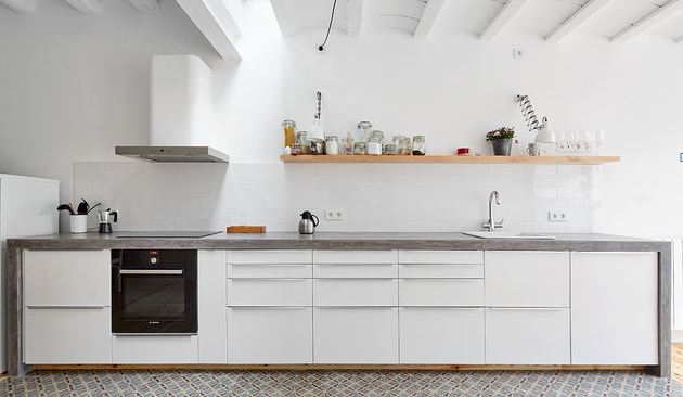 Духовой шкаф размещен под варочной панелью