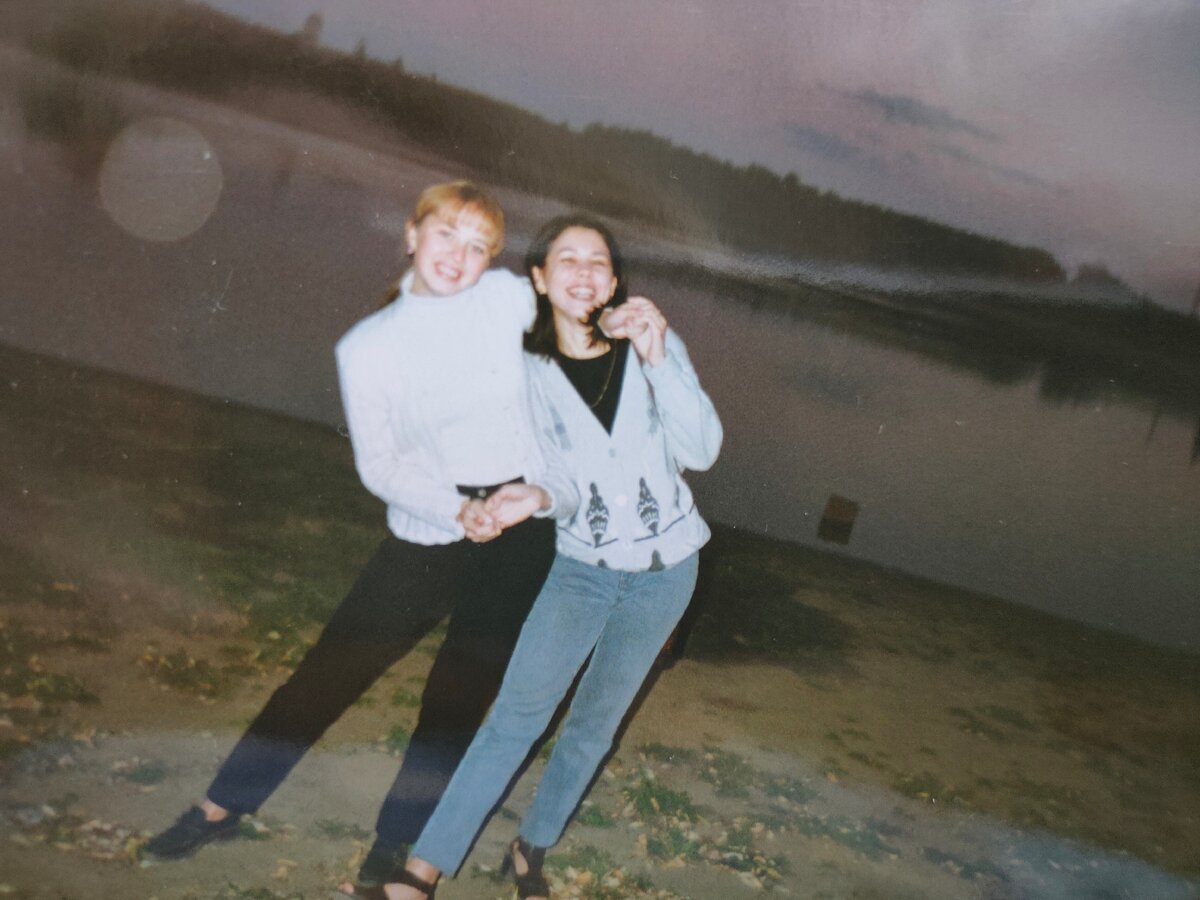 С подругой-одноклассницей Эльвирой, возле реки Уфа