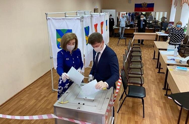  
Первоначально голосование по поправкам в Конституцию РФ было назначено на 22 апреля. Позже, в связи с острой эпидемиологической обстановкой, голосование было перенесено на 1 июля. Тем не менее, стартом голосования можно считать сегодняшний день: решение растянуть срок голосования было принято для разгрузки избирательных участков. В том числе, в связи с мировой эпидемией коронавируса Covid-19. 
