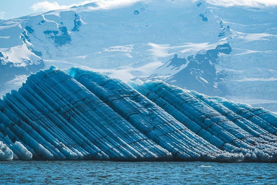 https://cdn.pixabay.com/photo/2020/04/28/12/55/iceland-5104382_960_720.jpg