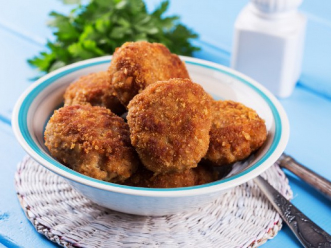 Котлеты как в детском саду - блюдо, которое моментально переносит в беззаботное детство. Подарите себе прекрасные воспоминания, приготовив эти вкусные котлетки. И, конечно, они идеально впишутся в детское меню.