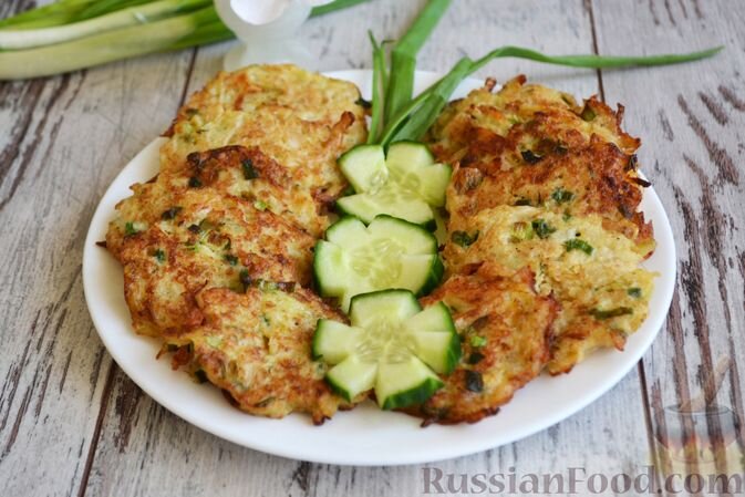 капуста белокочанная, яйца, вода, хлопья овсяные, зелень укропа, лук репчатый, лук зелёный, масло растительное, соль, перец чёрный молотый