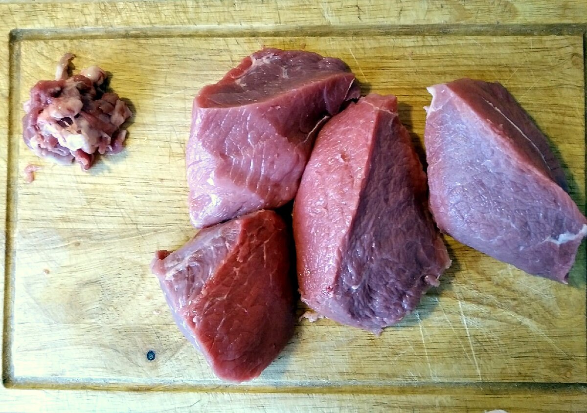 Удалите с мяса все соединительные ткани и жилы
