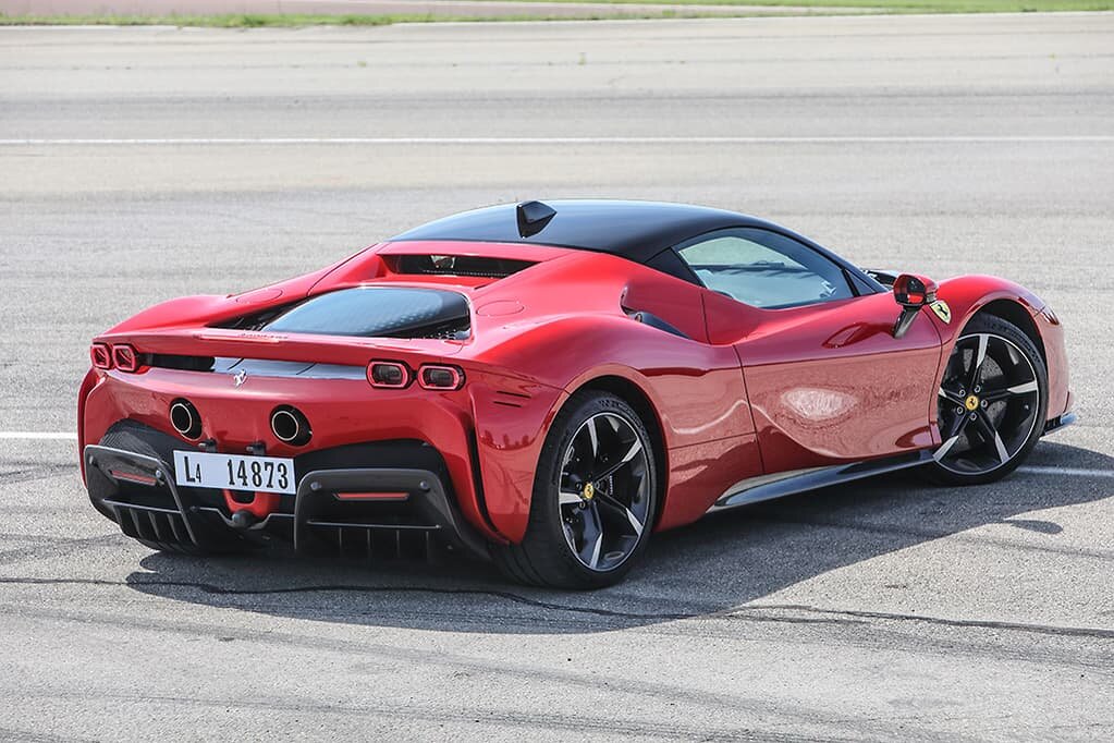 Дикий гибридный силовой агрегат Ferrari SF90 Stradale включен в меню внедорожников