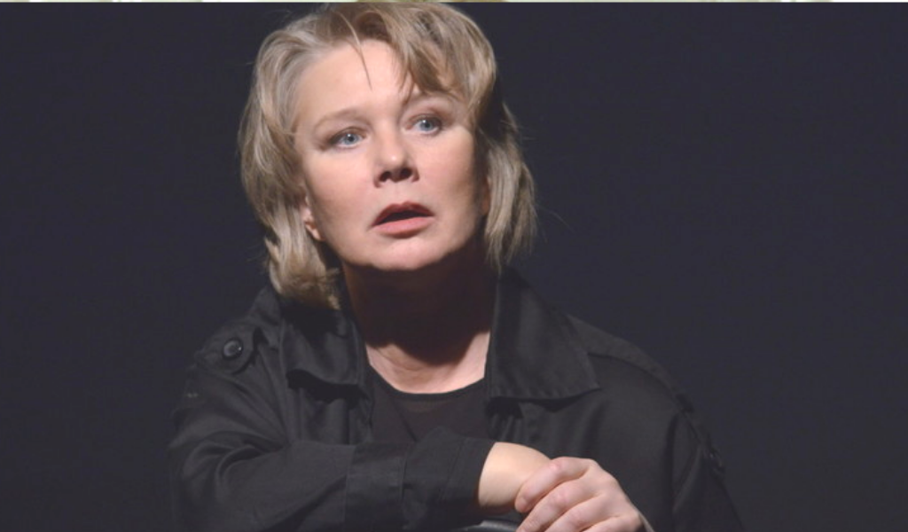 Актриса Дарья Михайлова в моноспектакле "Тюремный психолог"